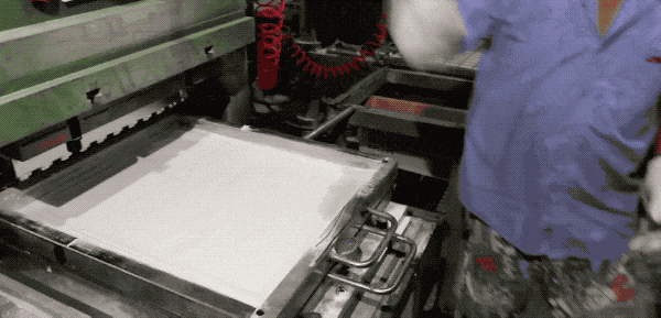 1.1A hydraulic press applies high pressure and heat