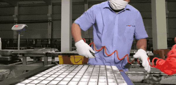 Strong air flow removes dust and debris